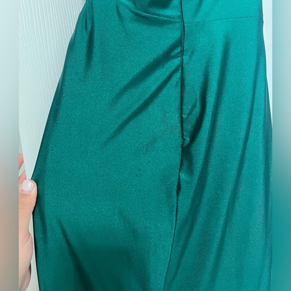 PS23389 EMERALD portia and Scarlett gown - Picture 7 of 11